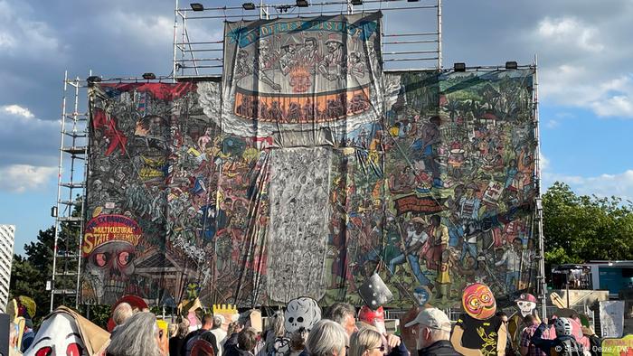 Das Peoples justice von Taring Padi hängt an einem Gerüst auf dem Kasseler Friedrichsplatz
