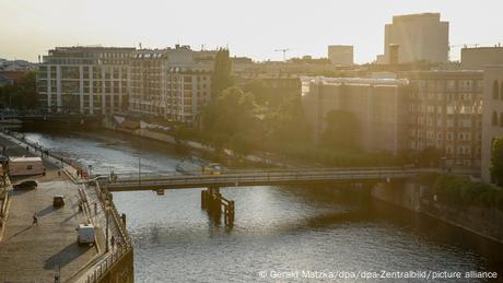 Manche Kreuzungen sind in Berlin nicht fußgängerfreundlich gebaut.