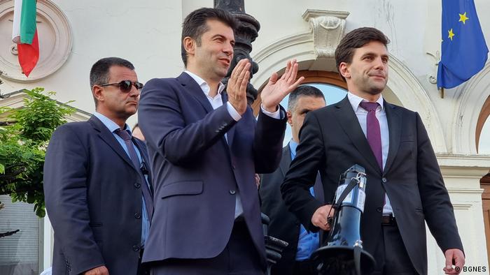 Bulgarien Der Premier Kiril Petlov (links) und Nikola Minchev von der Partei Wir setzen den Wandel fort 