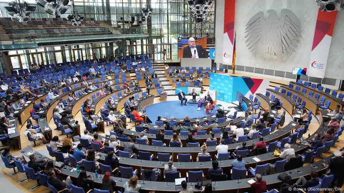 Bird's eye perspective image of the plenary chamber at the DW Global Media Forum 2022.