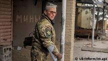 Paramedic Yuliia Taira Paievska stays outside a building destroyed during hostilities in the area of the antiterrorist operation (ATO), Shyrokyne village, Donetsk Region, western Ukraine, October 27, 2017. Ukrinform. Shyrokyne in ATO area PUBLICATIONxINxGERxSUIxAUTxHUNxONLY Copyright: xTITUALMAx 