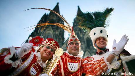 das Kölner Dreigestirn in Kostümen