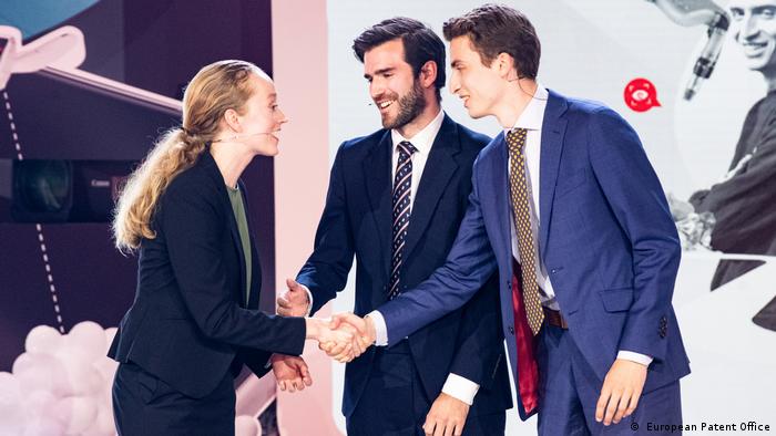 Erin Smith (USA) together with Victor Dewulf (Belgium) & Peter Hedley (UK), joint 1st place winners of the Young Inventors prize at the 2022 European Inventor Award