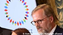 Der tschechische Regierungschef Petr Fiala spricht bei einer Pressekonferenz zur Vorstellung der tschechischen Pläne für die EU-Ratspräsidentschaft vor dem Hintergrund des tschechischen Logos, einem Kreis mit 27 bunten Rauten