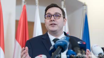 Der tschechische Außenminister Jan Lipavsky spricht hinter Mikrofonen bei einer Pressekonferenz in Prag im April 2022 Der tschechische Außenminister Jan Lipavsky spricht hinter Mikrofonen bei einer Pressekonferenz in Prag im April 2022