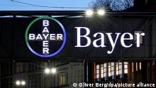ARCHIV - 07.02.2019, Nordrhein-Westfalen, Wuppertal: Das Bayer-Kreuz leuchtet in der Dämmerung. (zu dpa «Supreme Court lehnt Bayers Berufungsantrag in Glyphosat-Fall ab») Foto: Oliver Berg/dpa +++ dpa-Bildfunk +++