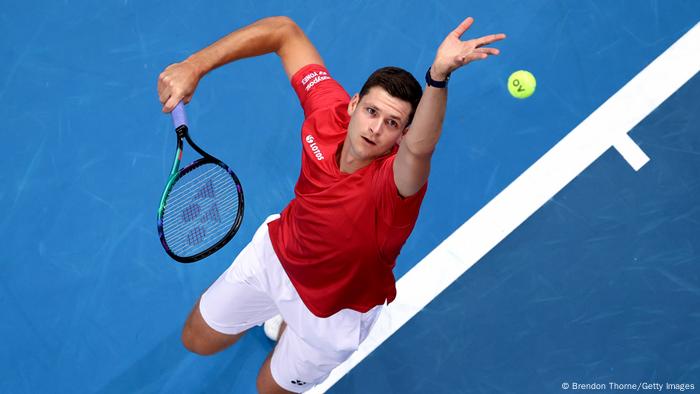 Hubert Hurkacz widziany z góry podczas gry w Sydney w Australii