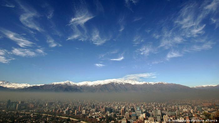 Vista general de Santiago de Chile y la cordillera de los Andes.