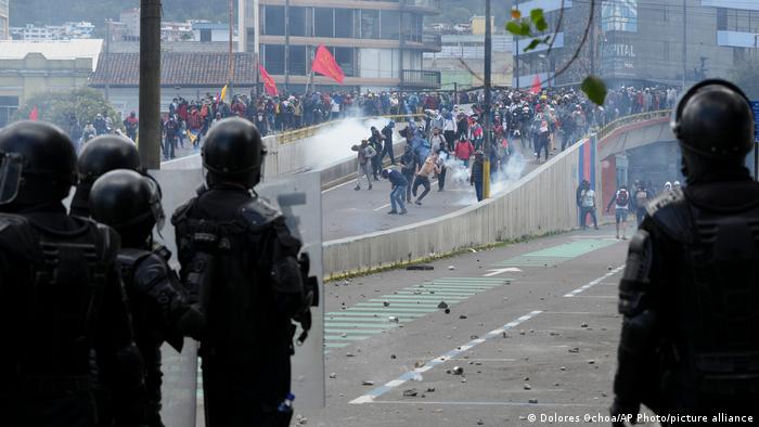 Manifestantes chocan con la policía en Quito (21.06.2022)
