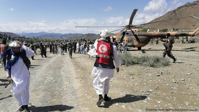 Helicópteros militares asisten a las víctimas del fuerte terremoto en el este de Afganistán.