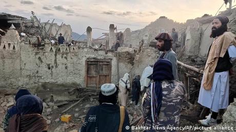 Най малко 1000 души са загинали в Афганистан след земетресение от
