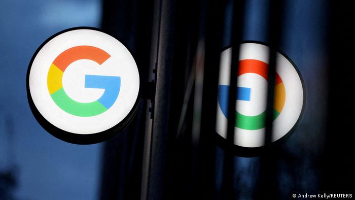 Logo de Google reflejado en el escaparate de su tienda en Google Store Chelsea en Manhattan, Nueva York.