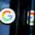 Logo de Google reflejado en el escaparate de su tienda en Google Store Chelsea en Manhattan, Nueva York.