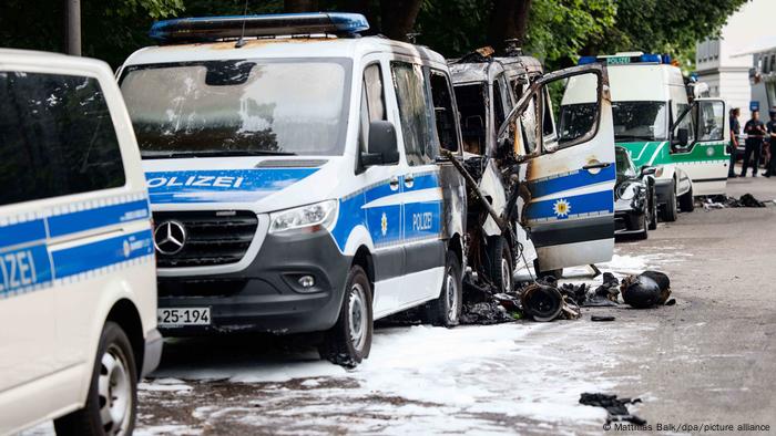 Furgones incendiados en Múnich, antes de la cumbre del G7.
