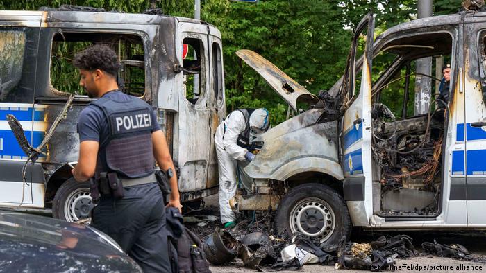 Policía examina los furgones incendiados en Múnich, antes de la cumbre del G7.