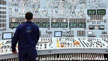 DIESES FOTO WIRD VON DER RUSSISCHEN STAATSAGENTUR TASS ZUR VERFÜGUNG GESTELLT. [MURMANSK REGION, RUSSIA - JUNE 17, 2022: A man operates a control room at the Kola Nuclear Power Plant. Situated by Lake Imandra, 200km south of Murmansk, it has four units with a capacity of at least 440MW and supplies power to Murmansk Region and Karelia. Lev Fedoseyev/TASS]