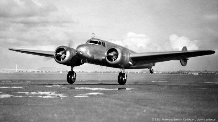 Eine Lockheed Model 10 Electra steht auf der Rollbahn. In diesem Flugzeug bereitet sich Amelia Earhart auf die Umrundung der Erde vor.