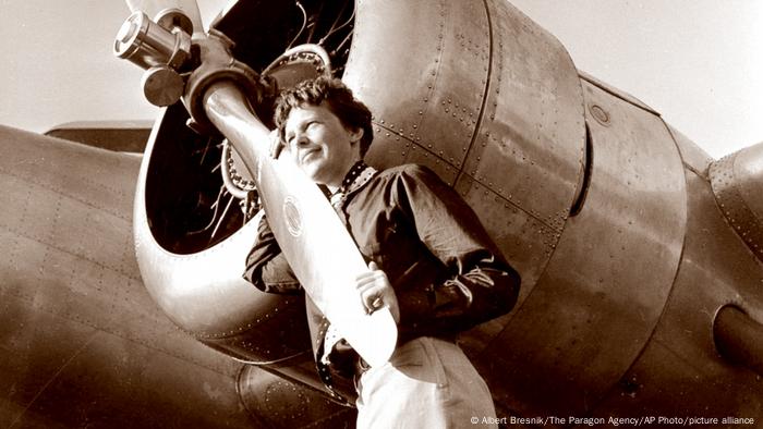 Amelia Earhart posiert vor einer Lockheed Model 10 Electra.