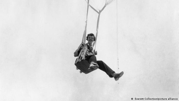 Amelia Earhart testet einen Fallschirm