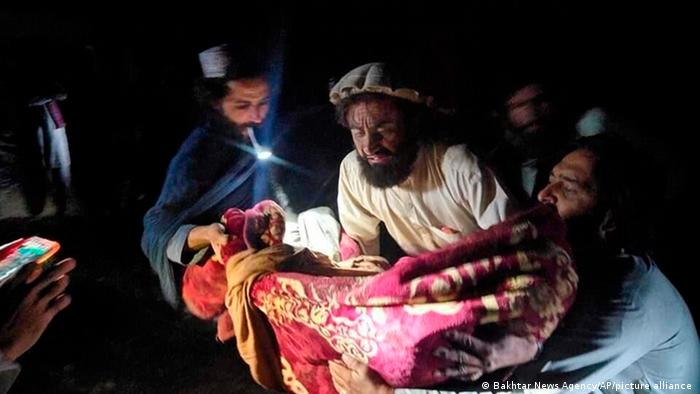 Víctimas del terremoto en Afganistán.