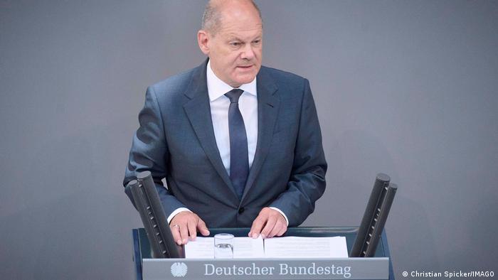Deutschland Plenarsitzung im Bundestag in Berlin Bundeskanzler Olaf Scholz