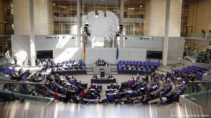 Deutschland Plenarsitzung im Bundestag in Berlin Bundeskanzler Olaf Scholz