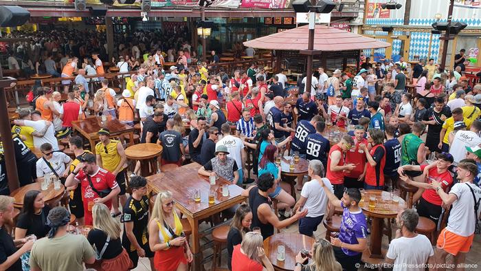 Das Partyvolk vergnügt sich im 'Bierkönig' der In-Discothek in Arenal auf Mallorca