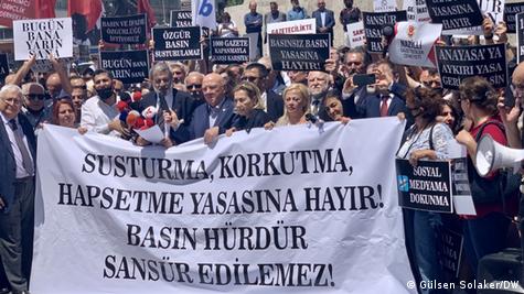 Türkiye'de yürürlüğe giren dezenformasyon yasasına karşı bir protesto eylemi