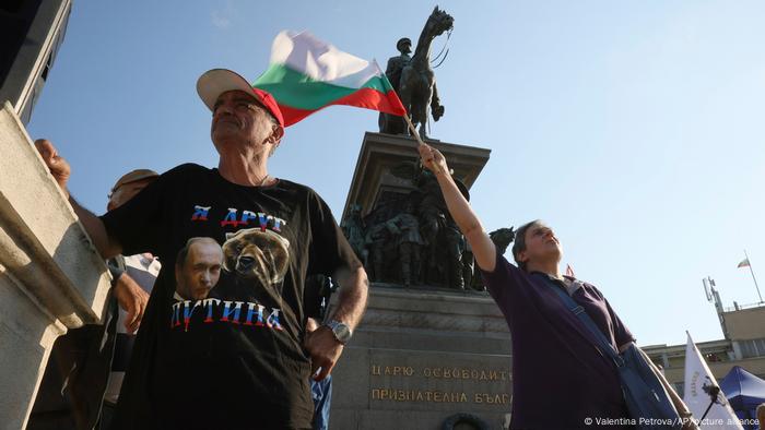 Сторонник вотума недоверия правительству Болгарии в футболке с портретом Путина