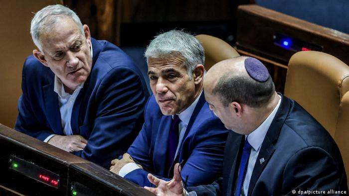Benny Gantz (l), Yair Lapid (c) and Naftali Bennett (r) in the Israeli Knesset
