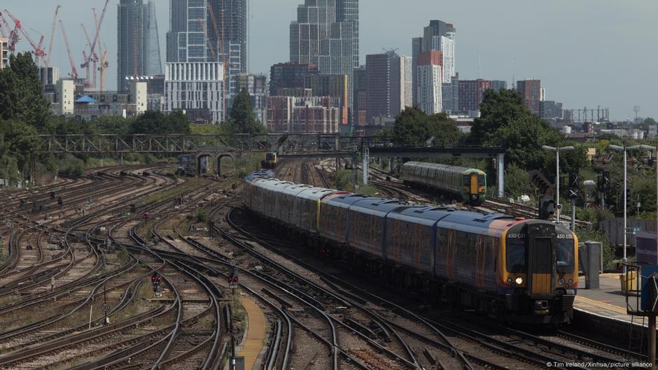 UK takes first step in rail renationalization scheme – DW – 05/25/2025
