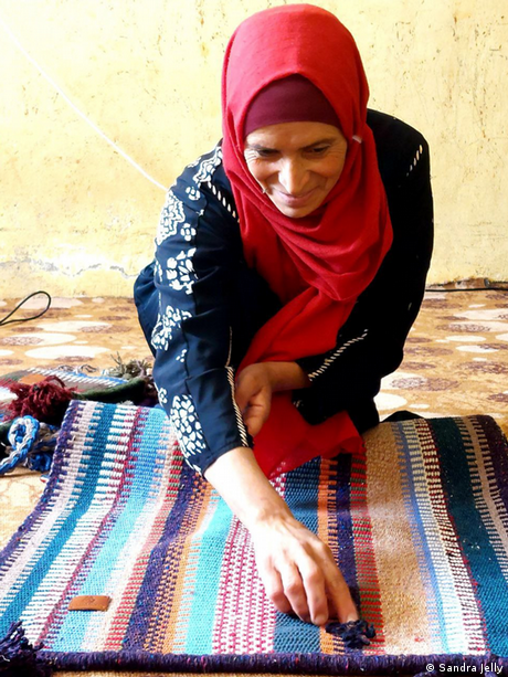 امرأة بدوية مشاركة في مشروع جيلي ساندر في وادي رم في الأردن