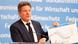Ο Robert Habeck παρουσιάζει ένα διάγραμμα κατά τη διάρκεια συνέντευξης Τύπου τον Ιούνιο