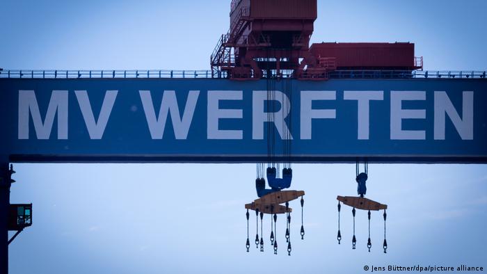 Ein blauer Bockkran mit der Aufschrift MV Werften