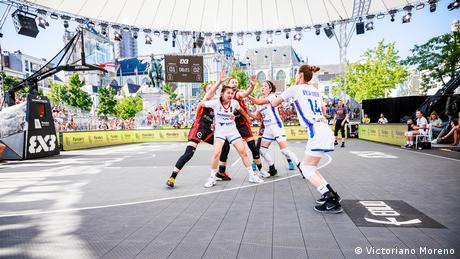 Two teams competing in 3x3 basketball
