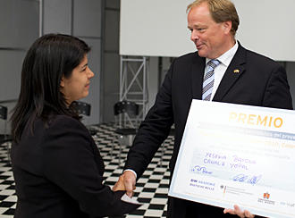 Die Journalistin Yesenia Bayona nimmt den Preis von Bundesentwicklungsminister Niebel entgegen.