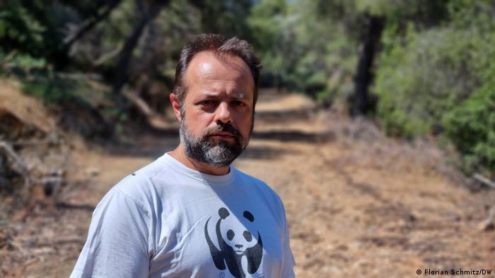 Brandschutzexperte Elias Tziritis in einem T-Shirt der Umweltorganisation WWF Griechenland