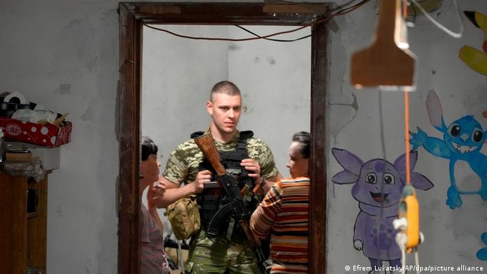 Ukrajinski vojnik u Lisičansku, par dana pred povlačenje