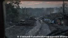 Während schwerer Kämpfe an der Front in Sjewjerodonezk in der Region Luhansk liegen ausgebrannte Autowracks am Rand eines Wegs. +++ dpa-Bildfunk +++