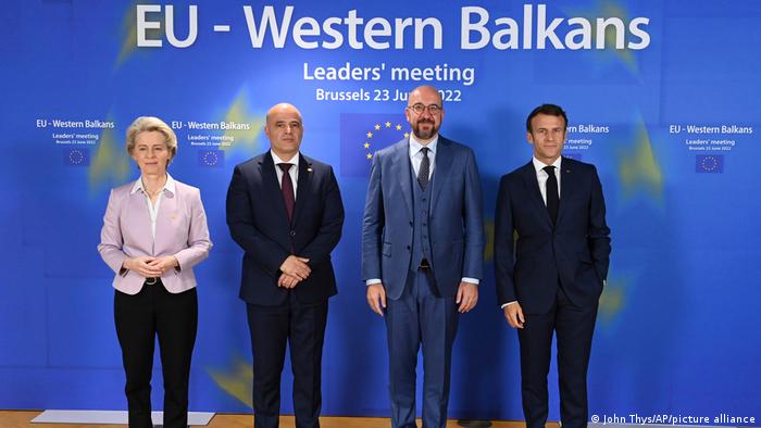 Македонскиот премиер Ковачевски, со претседателката на Еврокомисијата, фон дер Лајен, претседателот на Советот на ЕУ, Мишел и францускиот претседател Макрон. 