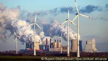 Grevenbroich, Nordrhein-Westfalen, Deutschland - Windraeder im Windpark vor RWE Kraftwerk Neurath am Tagebau Garzweiler