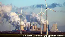 Grevenbroich, Nordrhein-Westfalen, Deutschland - Windraeder im Windpark vor RWE Kraftwerk Neurath am Tagebau Garzweiler