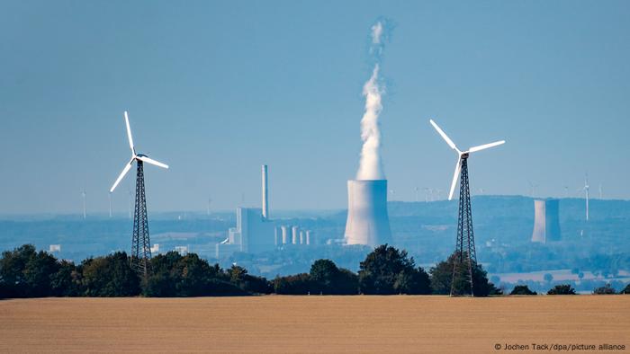 Blich aus dem Sauerland auf das Kohlekraftwerk Westfalen, davor Windräder auf einem Getreidefeld