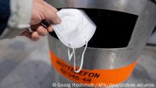 Eine FFP2-Maske wird in einem Abfalleimer geworfen. Österreich hat die Corona-Schutzmaßnahmen weiter gelockert: Seit diesem Samstag, 16.04.2022, gibt es keine allgemeine Maskenpflicht für Innenräume mehr. +++ dpa-Bildfunk +++