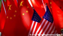 ARCHIV - 16.09.2018, China, Peking: Nationalflaggen von den USA und China stecken an einer Fahrrad-Rikscha. (zu dpa Neue US-Sonderzölle gegen China in Kraft am 24.09.2918) Foto: Andy Wong/AP/dpa +++ dpa-Bildfunk +++