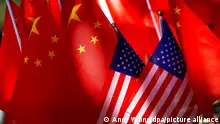 ARCHIV - 16.09.2018, China, Peking: Nationalflaggen von den USA und China stecken an einer Fahrrad-Rikscha. (zu dpa Neue US-Sonderzölle gegen China in Kraft am 24.09.2918) Foto: Andy Wong/AP/dpa +++ dpa-Bildfunk +++