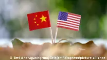 Zwei Flaggen symbolisieren die Beziehungen zwischen China und den USA. (Themenbild, Symbolbild)