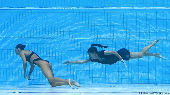 El momento en que Andrea Fuentes recupera a la estadounidense Anita Álvarez desde el fondo de la piscina.