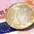 Eine irische Ein-Euro-Münze vor Euro-Scheinen (Foto: dpa)