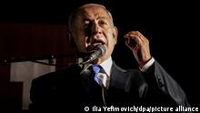 Benjamin Netanjahu, ehemaliger Ministerpräsident von Israel, hält eine Rede während einer rechtsgerichteten Demonstration im Zentrum Jerusalems gegen Gewalt und die derzeitige Regierung. Die Regierung von Israels Ministerpräsident Bennett hat überraschend ihre hauchdünne Mehrheit im Parlament verloren. +++ dpa-Bildfunk +++
